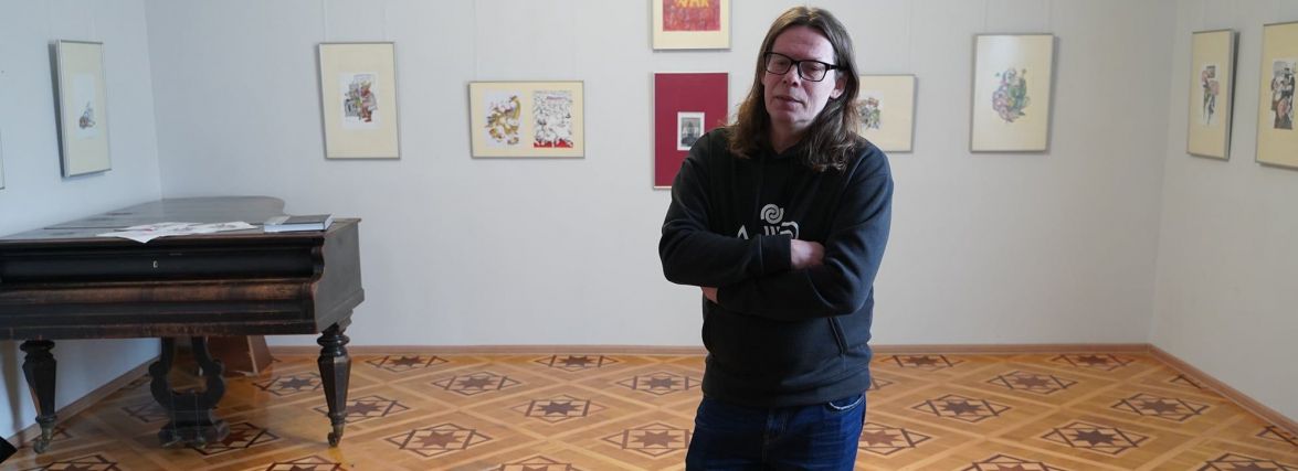 «Перемагати, посміхаючись ворогу в очі». Відкрилась виставка карикатур Олександра Никитюка