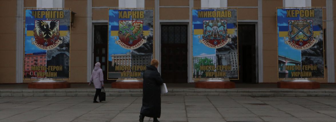 ФОТО ДНЯ. Будинок офіцерів прикрасили плакатами з містами-героями України