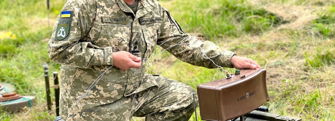 Військовий пенсіонер вчить добровольців мінній безпеці та готує до зустрічі ворога