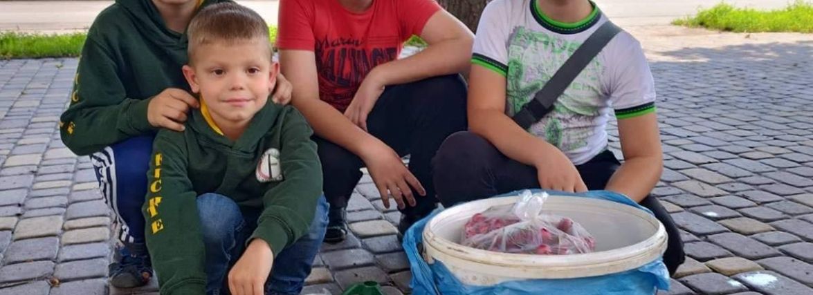 «Щоб росія не вбивала наших дітей». Маленькі вінничани продають черешню, кошти передають на байрактар