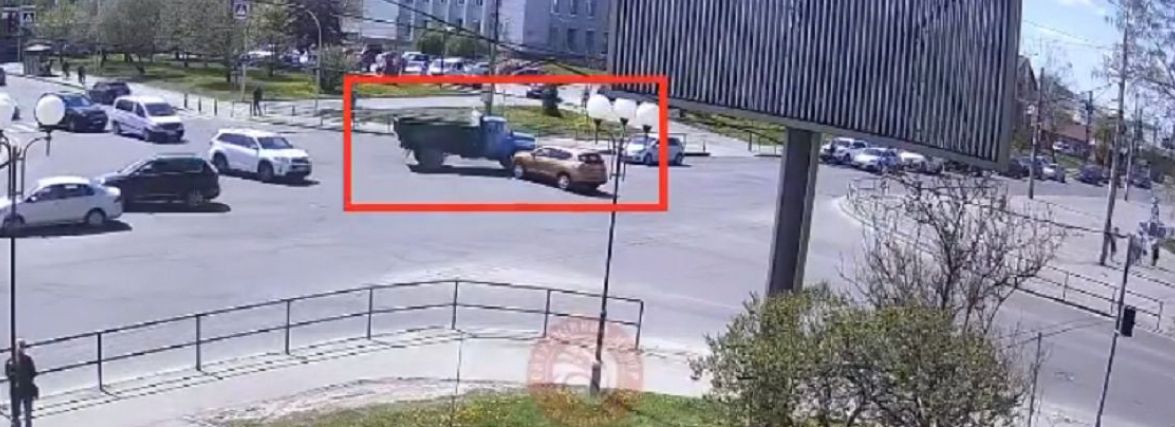 На Замості ЗІЛ не пропустив та протаранив Nissan. Момент зіткнення
