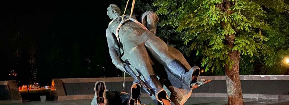 Слідом за Горьким демонтували пам’ятник на Європейській площі. Чому це правильне рішення?