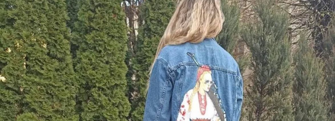 «Мімішні малюнки у минулому». Художник Максим Березюк створює патріотичні картини на одязі