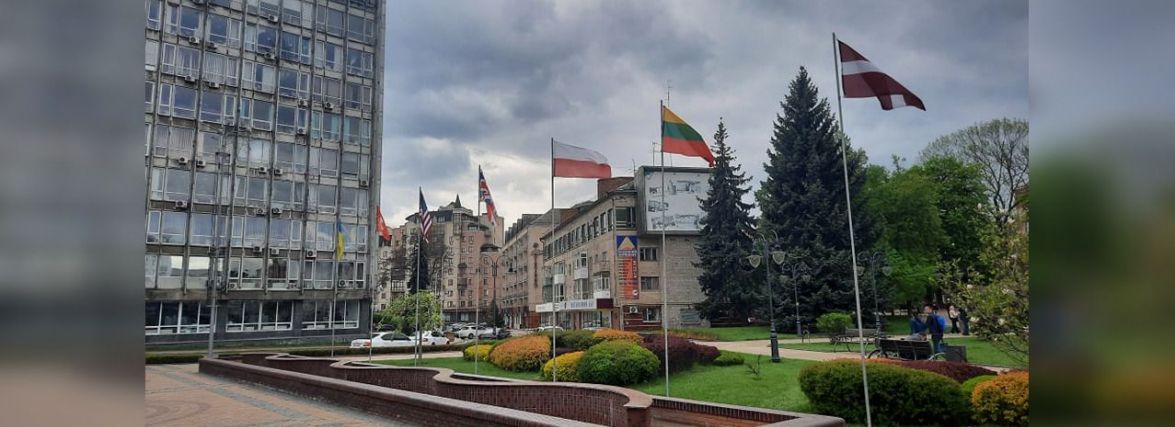 ФОТО ДНЯ: на Соборній вивішали прапори України та семи країни