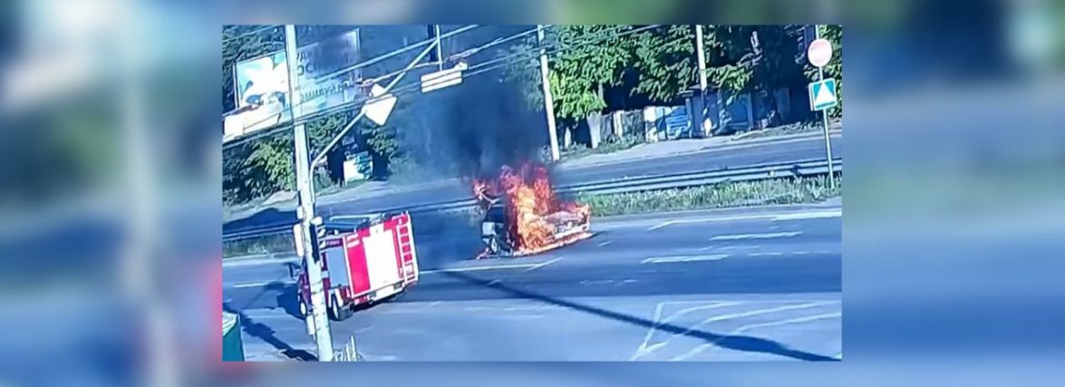На Вишеньці перед світлофором загорівся Volkswagen. Дивіться відео, як все було