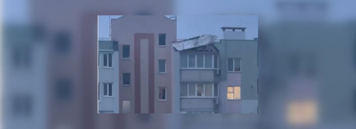 Буревій у Вінниці зносив дахи. Комунальники ліквідовують наслідки негоди