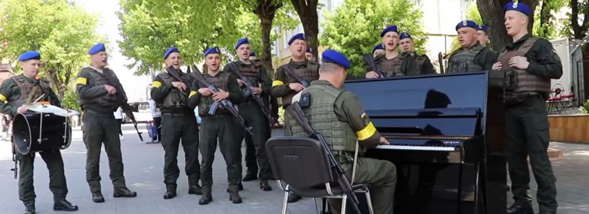 «Ой, у лузі червона калина», — заспівали нацгвардійці на Європейській площі