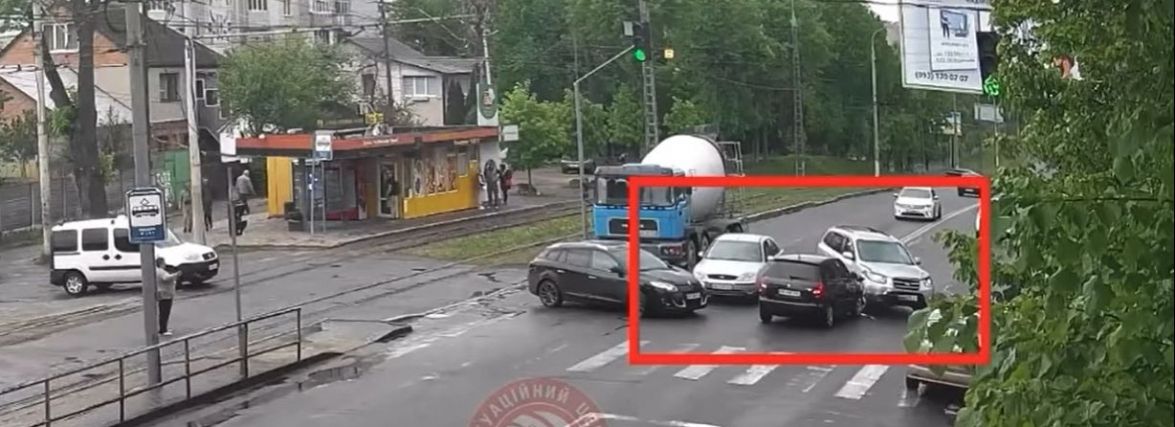 «А як же Renault?». На Хмельницькому шосе зіткнулися три автомобілі