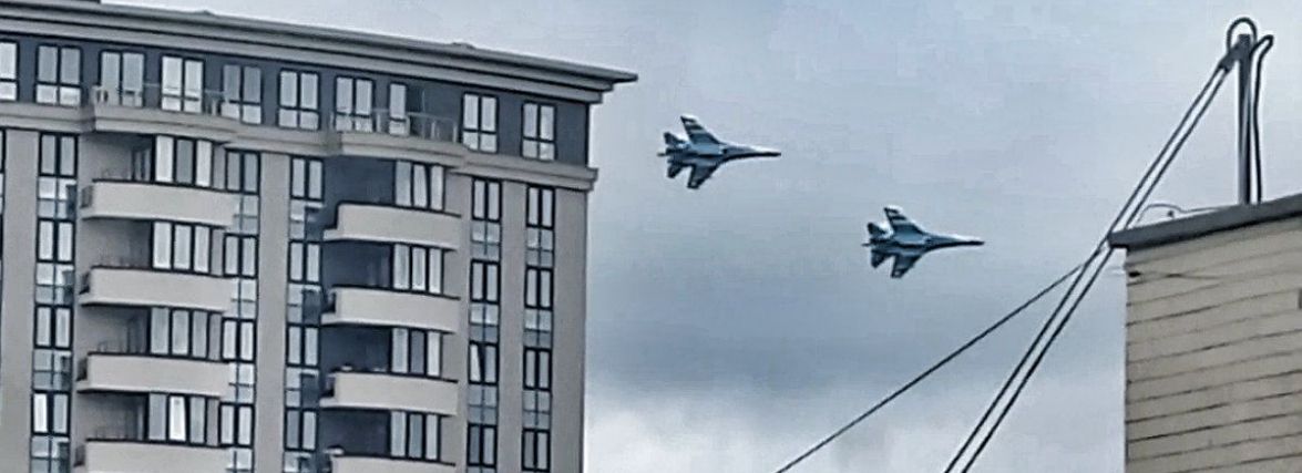 Літаки в небі — остання шана загиблому. У Вінниці прощаються з пілотом Сергієм Пархоменком