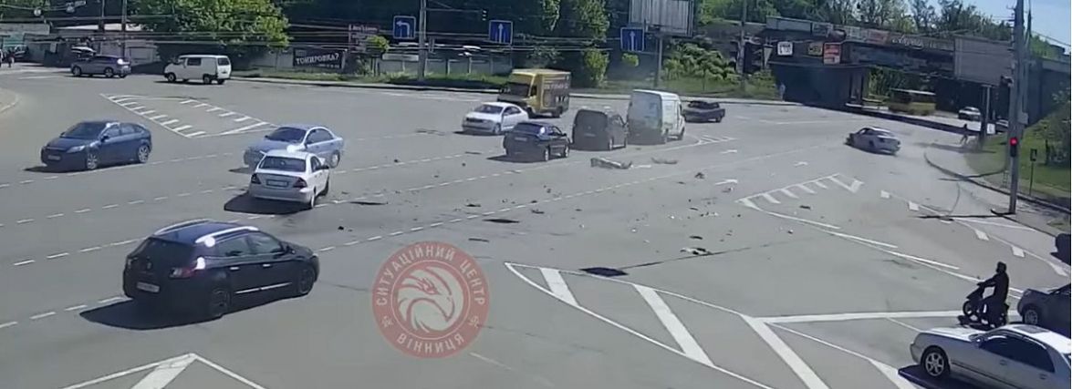 Уламки розлетілися по всій дорозі. На перехресті не розминулися двоє на «Мерседесах»