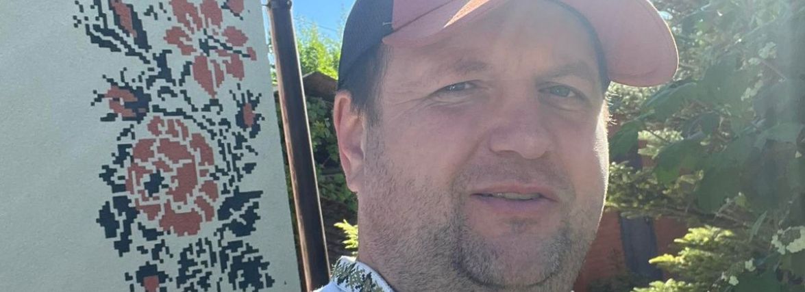 «У вишиванці я навіть одружувався!» Віктор Бронюк про свою колекцію і секрети, як «читати» символи вишиванок