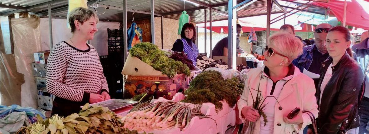 Що по чому? Дізналися, яка ціна на сезонні овочі та фрукти на ринку «Привокзальний»