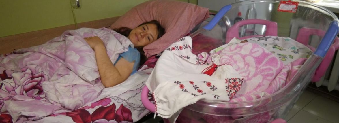 Народилися у день вишиванки. Троє немовлят у другому пологовому отримали вишиті сорочки