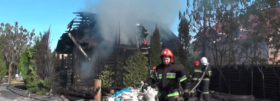 Поблизу Вінниці 25 рятувальників гасили палаючий дерев'яний будинок