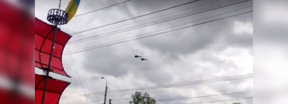 Шана загиблим пілотам: над Вінницею кружляють два військові літаки