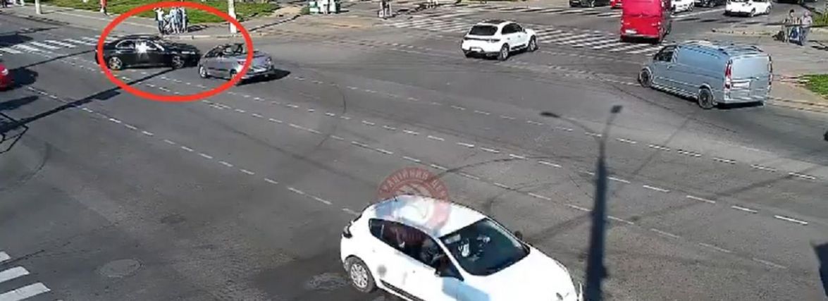Швидка, поліція та розбиті машини. На Пирогова трапилася ДТП