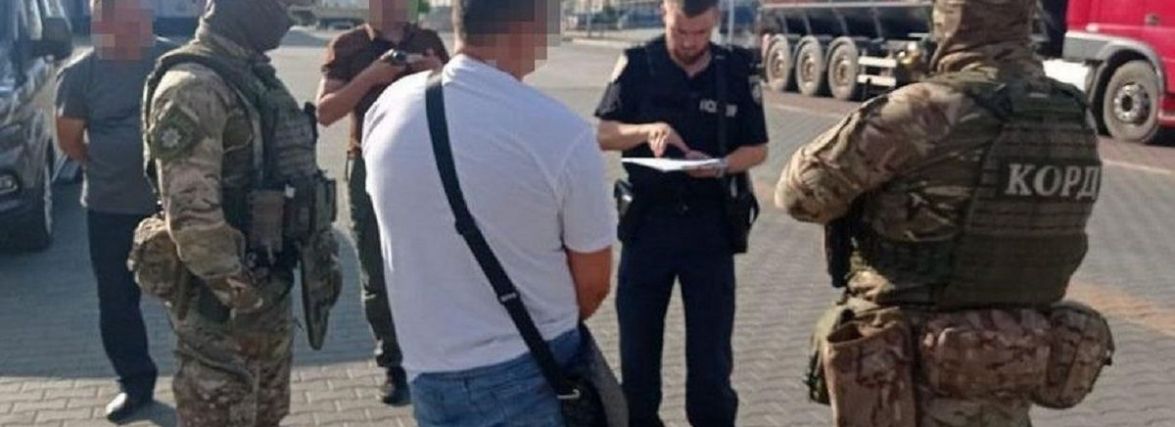 Харків'янин хотів підкупити прикордонника та запропонував йому 2000 доларів США