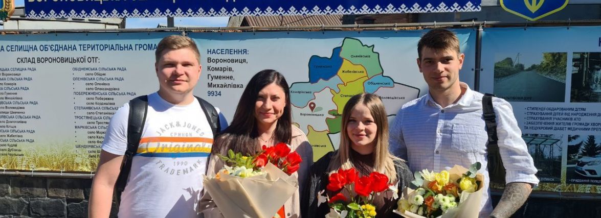 З окупованого Херсону — в подружній корабель. В один день одружилися дві пари переселенців