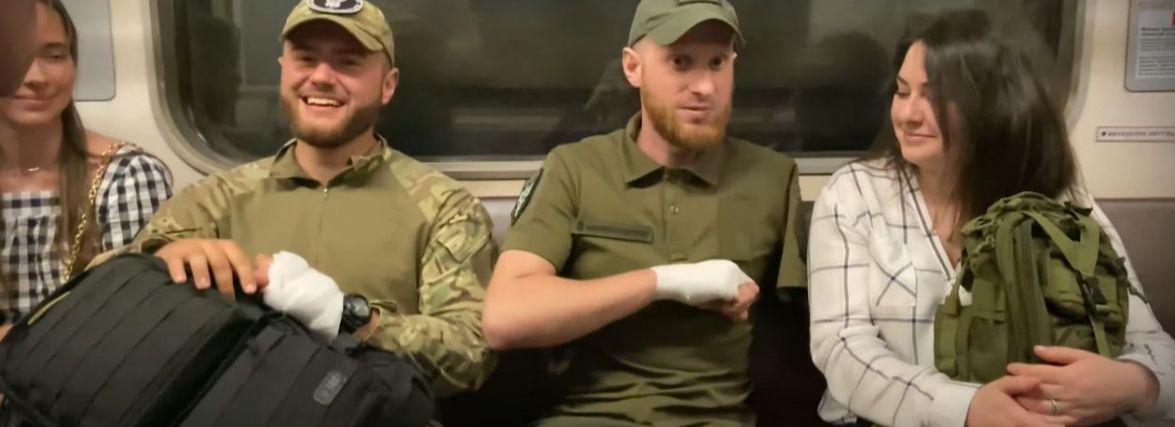 Люди на вокзалі зустріли оваціями бійців Дмитра Фінашина та Олександра Новосельського