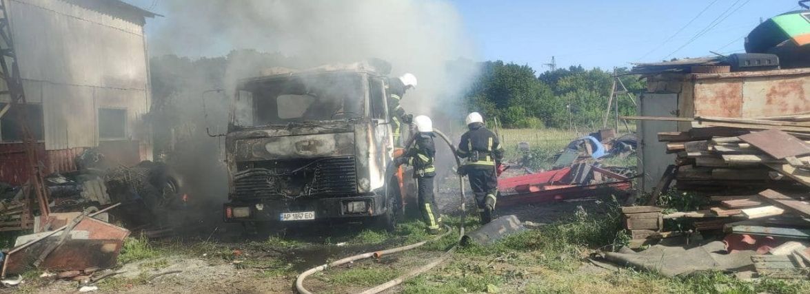 Біля Вінниці горіла вантажівка зі сміттям. Гасили шестеро рятувальників