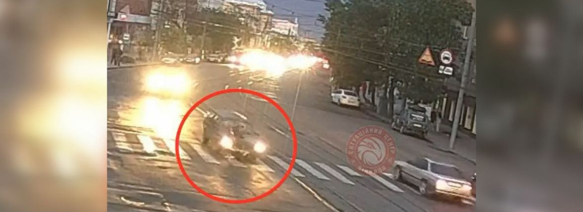 На Соборній автівка збила дівчинку з собакою. Оприлюднили відео ДТП