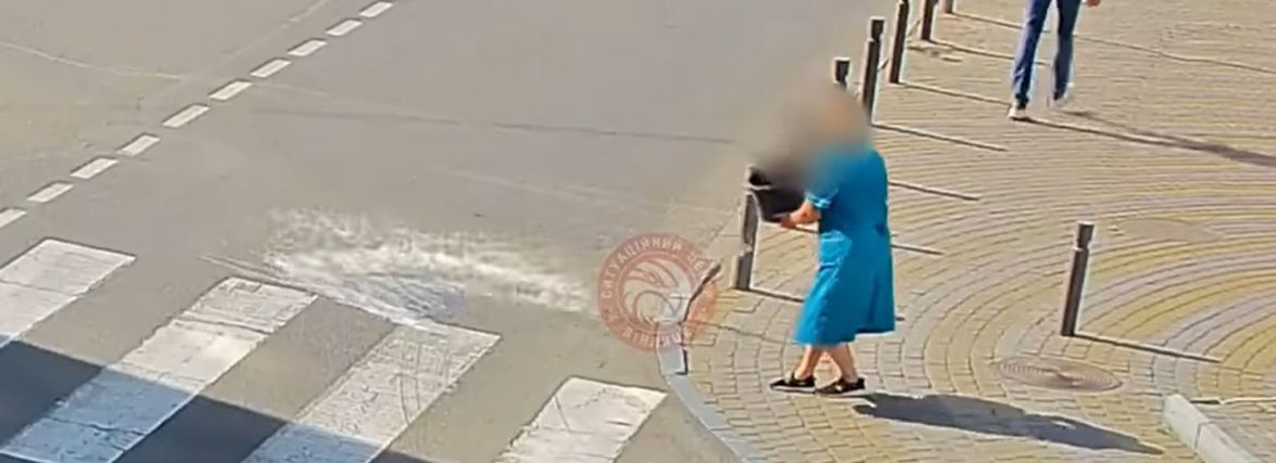 «Зовсім не по-європейськи». Прибиральниця вилила помиї на проїжджу частину
