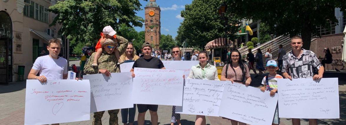 У кого і що болить… Вінничани на вулиці згадували визначальні статті Конституції України