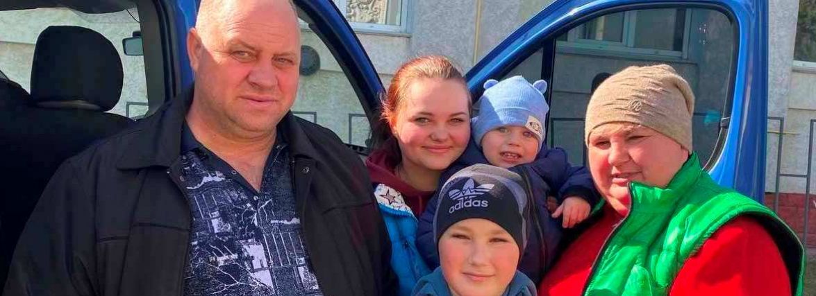 Фермер роздав багатодітним понад тонну молока. Чим пояснює таку благодійність?