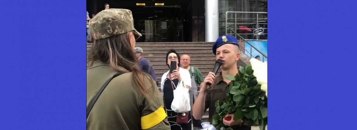 У центрі міста гвардієць освідчився військовій ЗСУ. ВІДЕО
