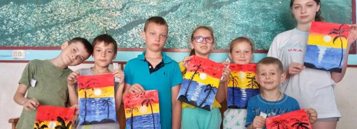 Дозвілля для переселенців. Діткам провели майстер-клас живописної майстерні