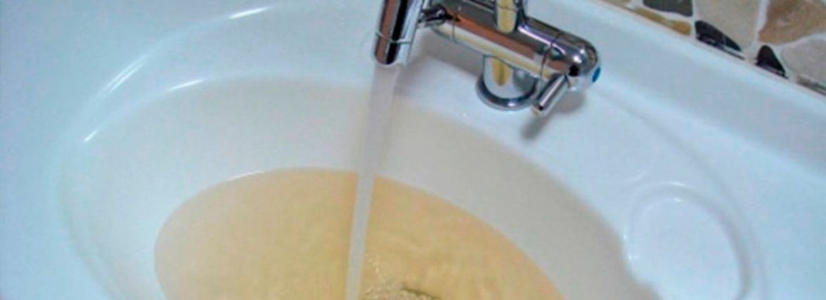 Чому вода з-під крана пожовтіла і чи це небезпечно? Пояснили у «Водоканалі»