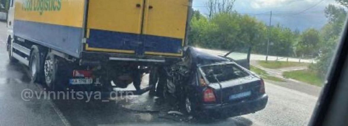 «Там дах зрізали». У Стрижавці в ДТП потрапила поліцейська машина