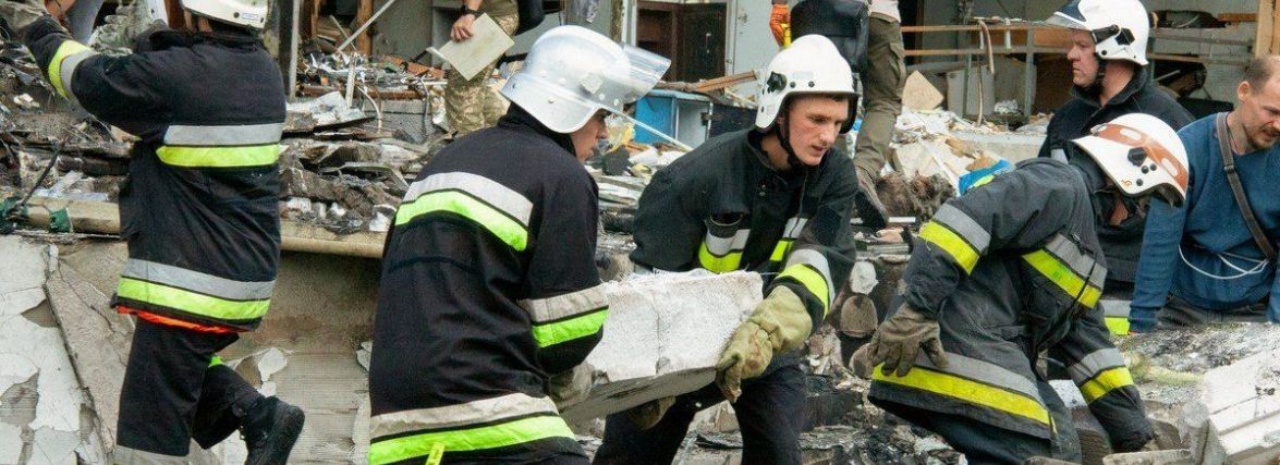 «З-під плити виглядала жіноча рука». Вони винесли з «Нейромеду» одну живу і п’ятьох загиблих