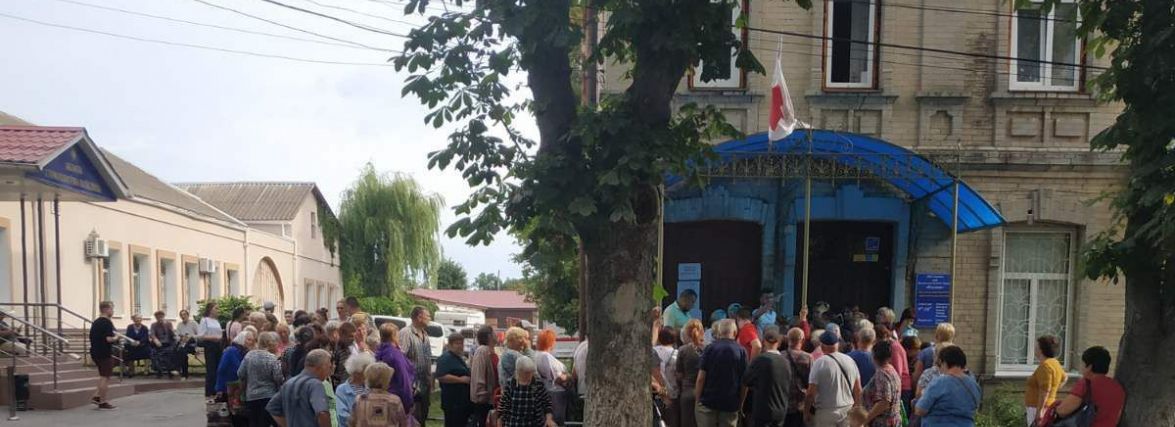 Біля Червоного Хреста зібралась черга вінницьких пенсіонерів. За чим стоять?