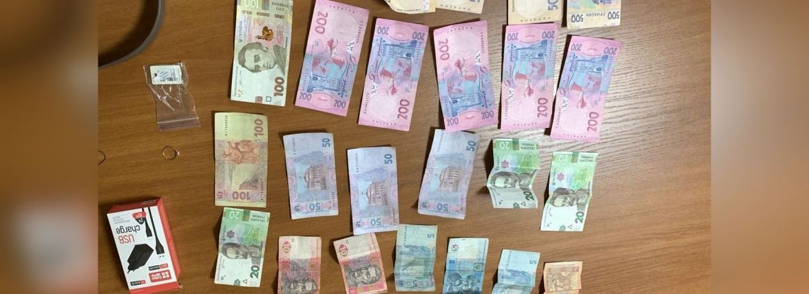 Вінничанка пропила вкрадені у вітчима гроші та ще й купила собі золоту каблучку