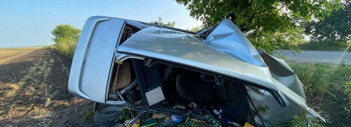 Розтрощене авто в кюветі. У Хмільницькому районі сталася смертельна ДТП