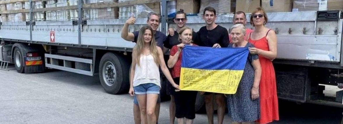 «Одразу передали на фронт». 14 тонн оливок і персиків надійшло нашим військовим з Греції
