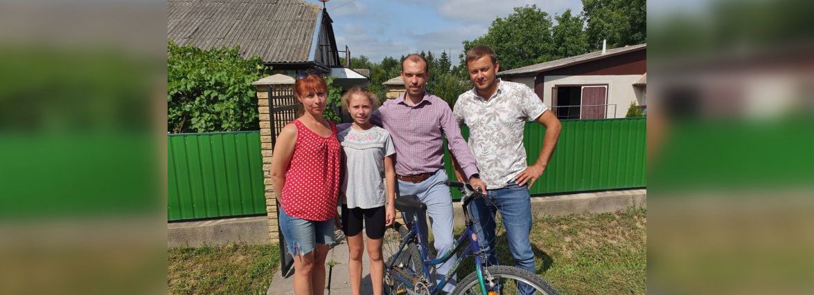 «Закінчиться війна, тоді купимо велосипед». Мрія маленької переселенки здійснилася раніше