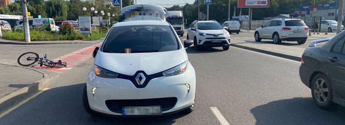 На Вишеньці водій на Renault збив велосипедиста, який перетинав дорогу