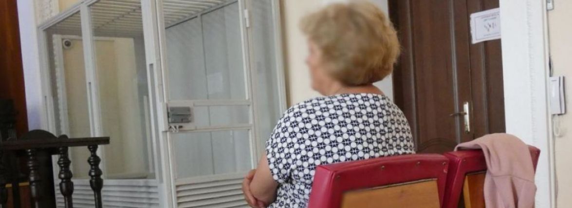 «Захворіла і не можу сидіти в тюрмі». Засуджена за смерть дитини лікарка місяць бігає від в’язниці