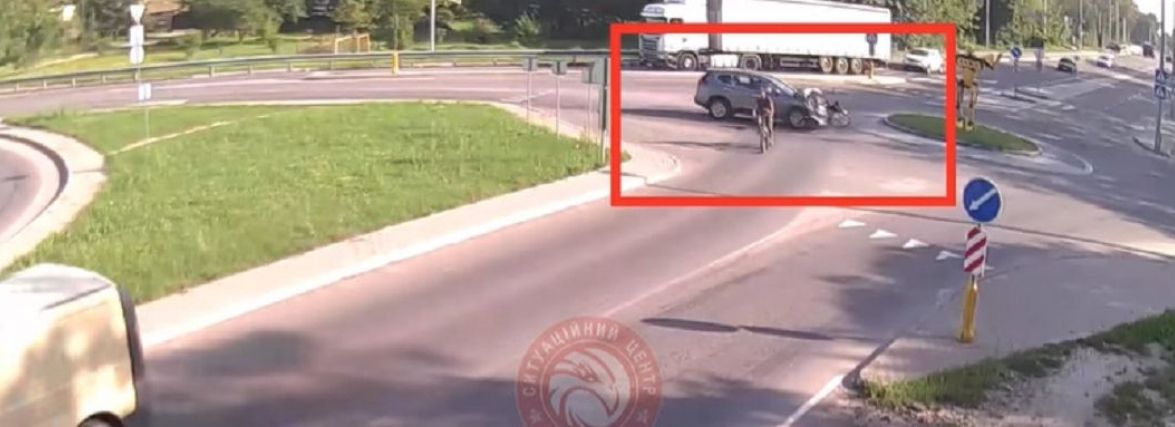 «Зловив гаву». На Гніванському шосе Nissan збив велосипедиста