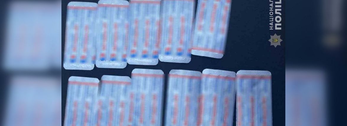 У Хмільнику чоловік торгував наркотиками та мав заначку з набоями