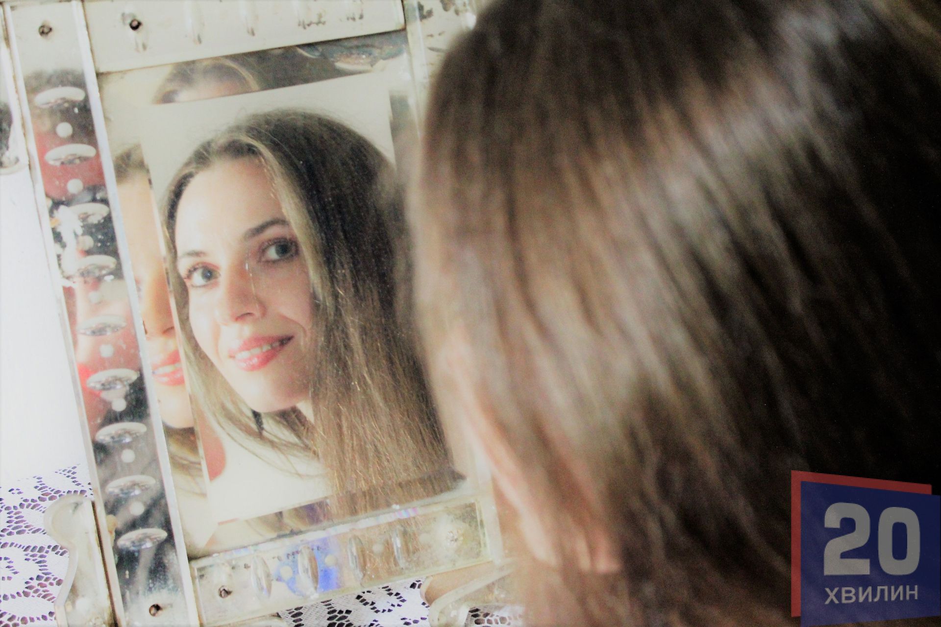 Відвідувачі часто фотографуються в дзеркальці, що стоїть на комоді в обідній кімнаті