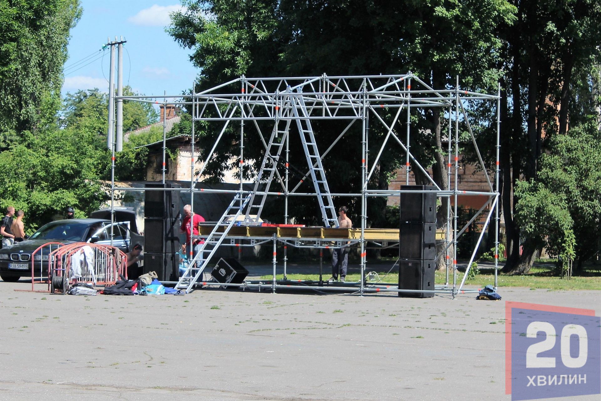 Біля Лунапарку обладнають сцену. Тут буде свято "Холі"