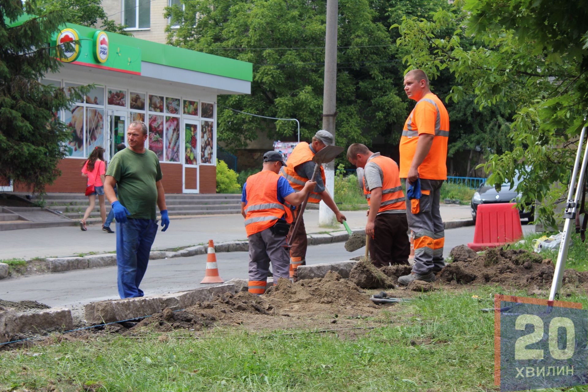 Працівники з ТОВ "Шляхбуд" роблять розширення дороги