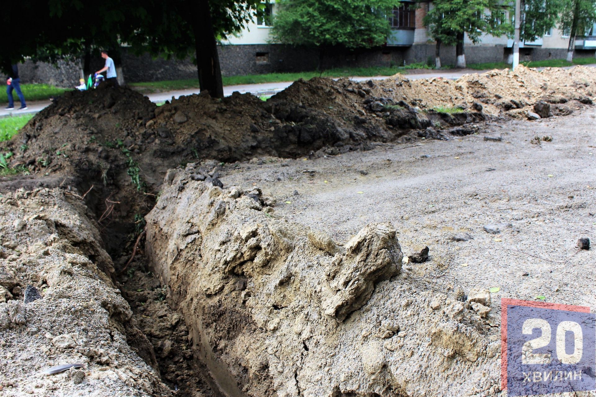 На всій алеї розрили