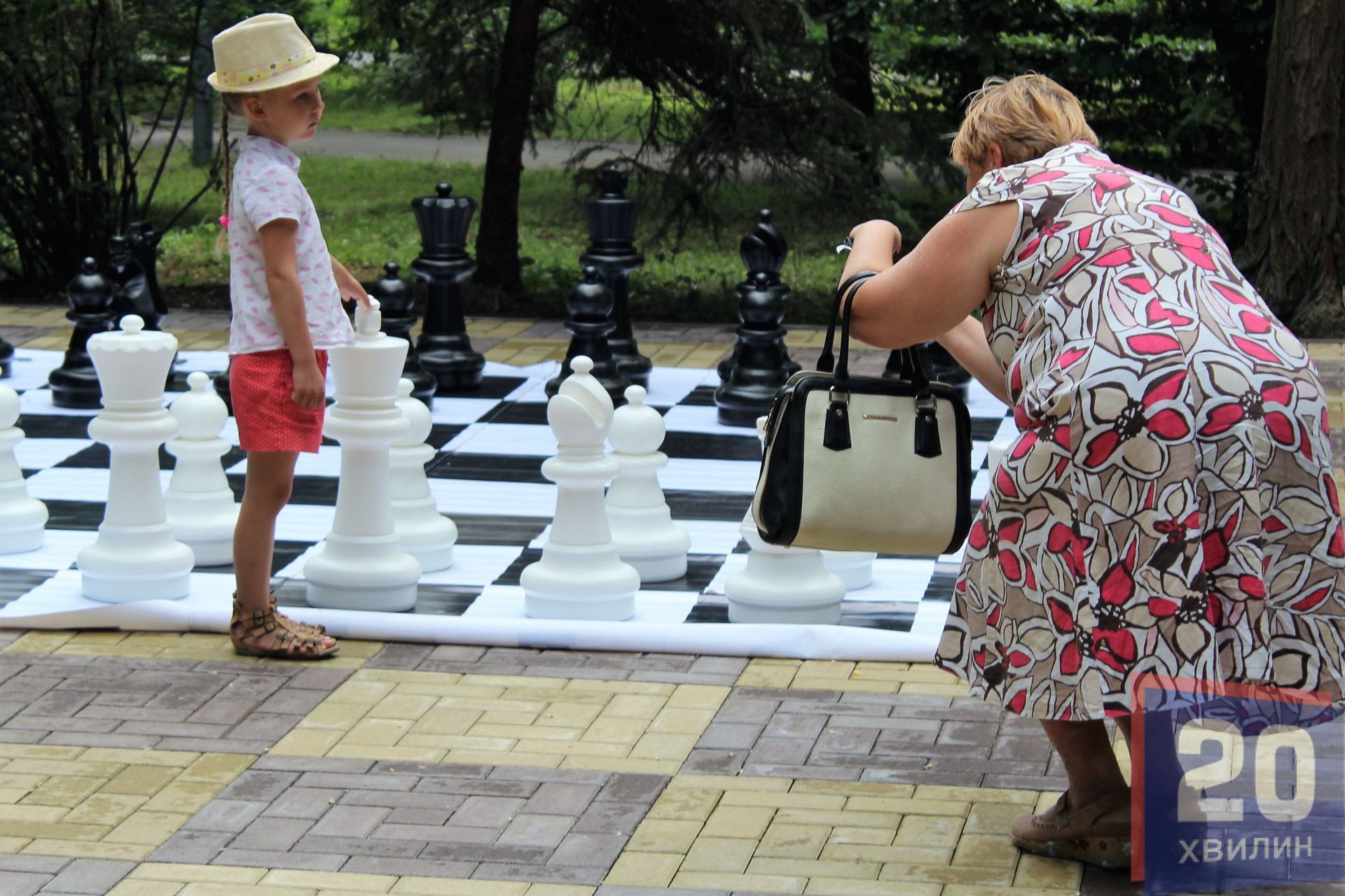 Шахмати висотою з дитину біля шахово клубу, що поряд з Аркою