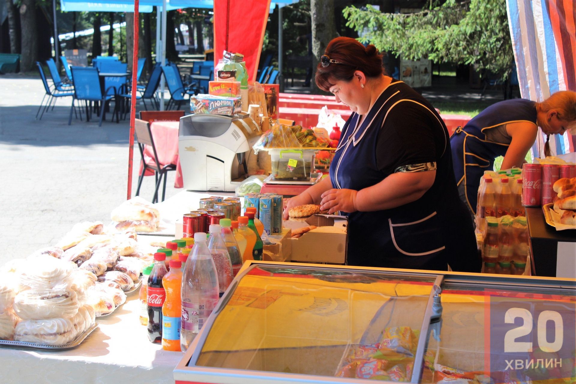 По всьому парку розставили стільці, столи та парасолі, під якими можна посидіти