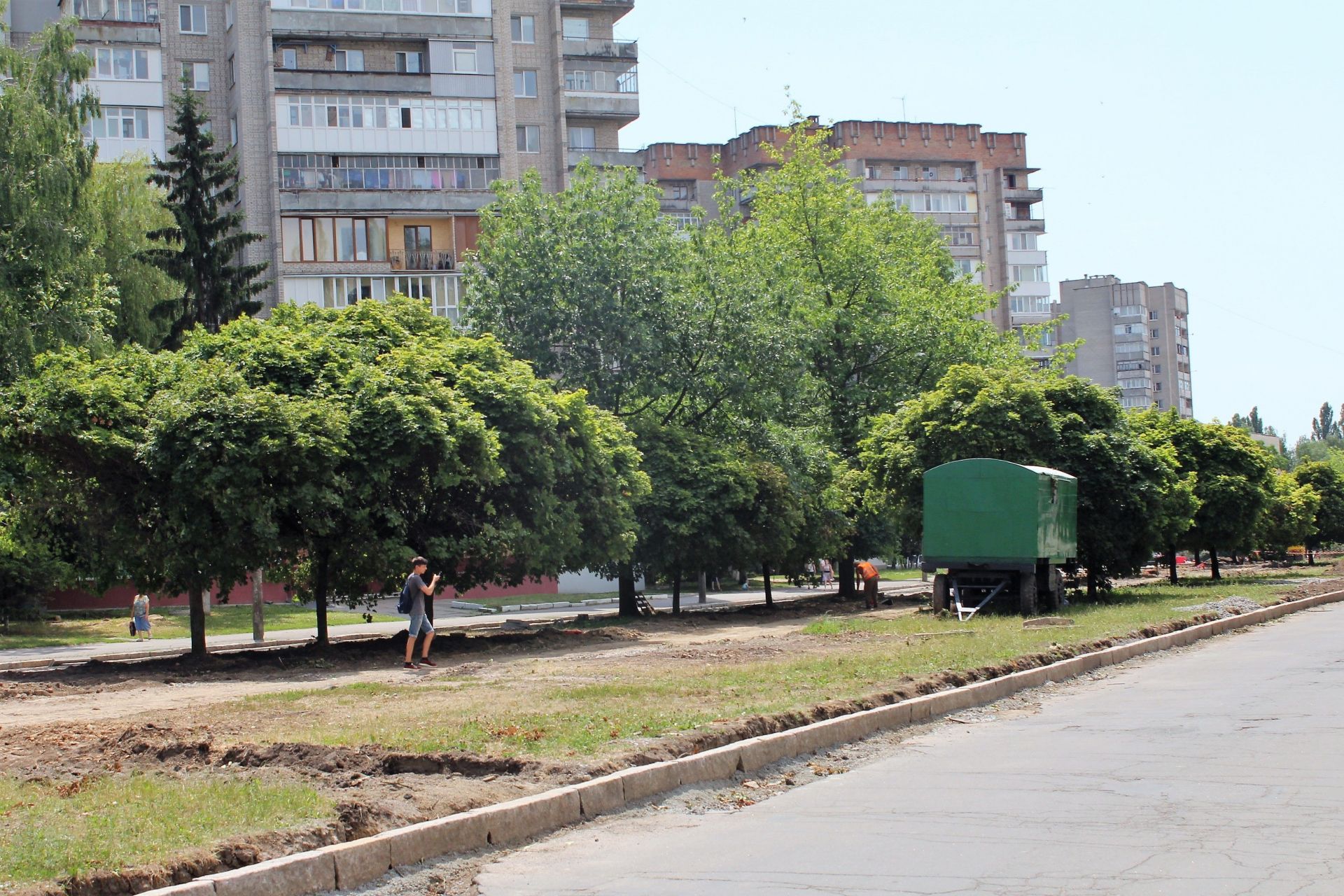 По середині алеї також не вистачає кількох дерев. Але все ж, тут клени ще є