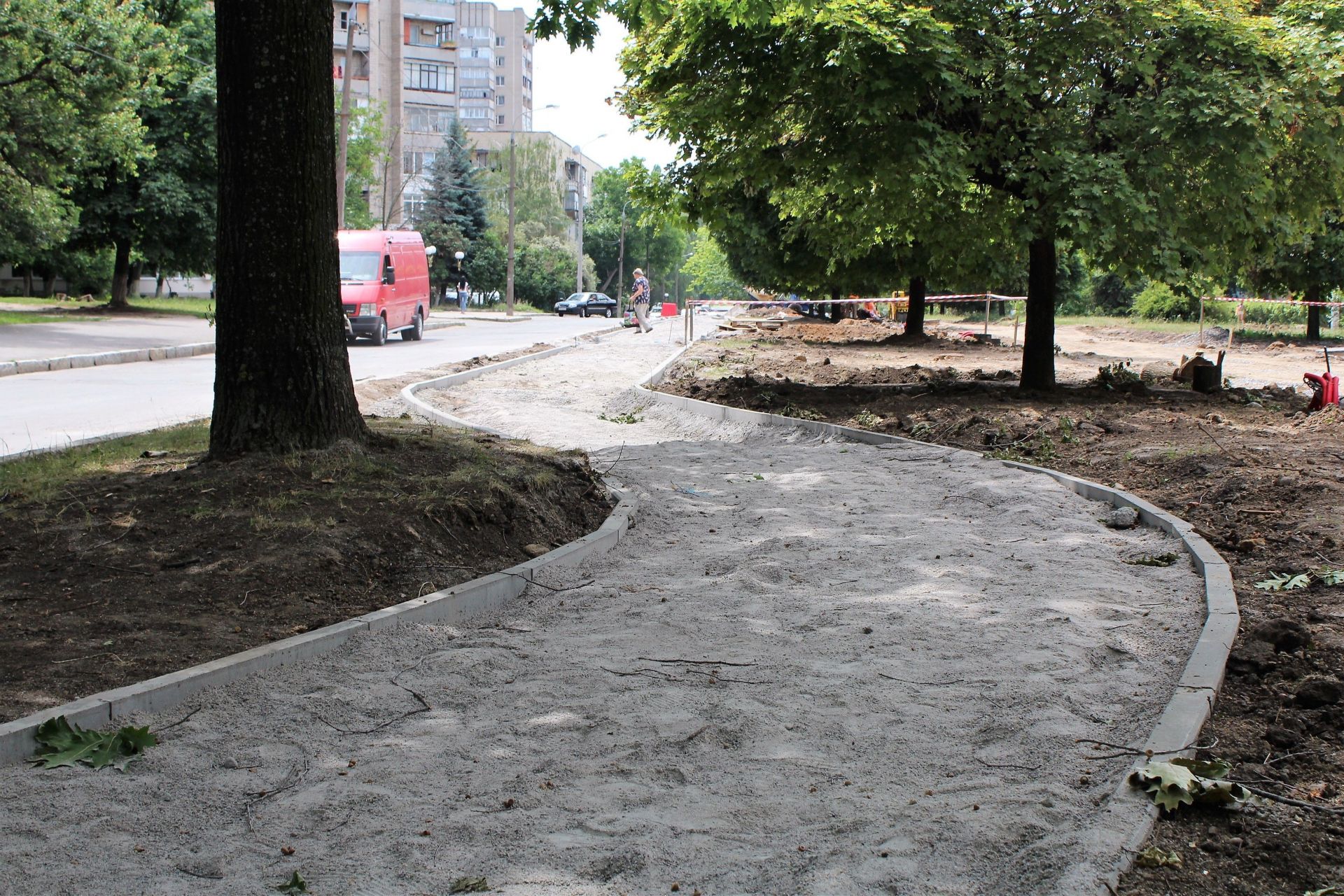 "Скелет" велодоріжки. Вона тягнеться аж до кінця проспекту — до вулиці Андрія Первозванного
